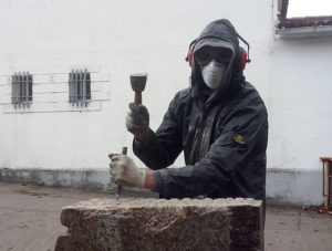 Labrando na pedra