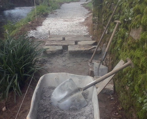 Colocación da pedra no camiño