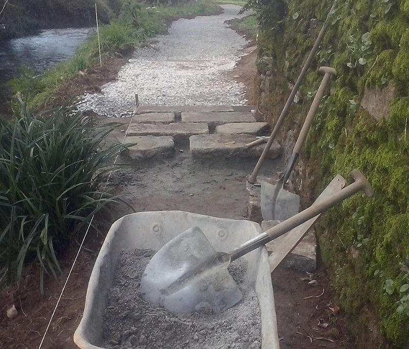 Colocación da pedra no camiño