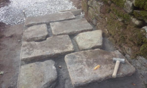 Colocación da pedra no camiño