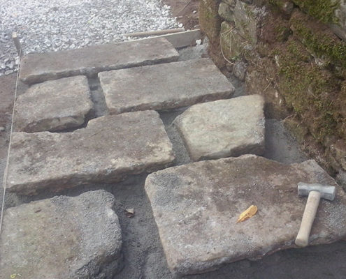 Colocación da pedra no camiño