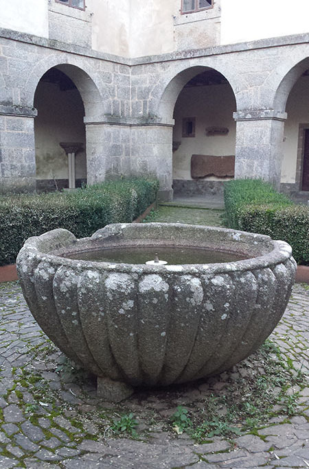 Claustro e Pia da Colexiata Claustro e Pia da Colexiata