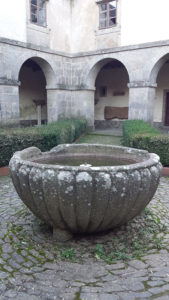Colexiata Claustro novo e pia